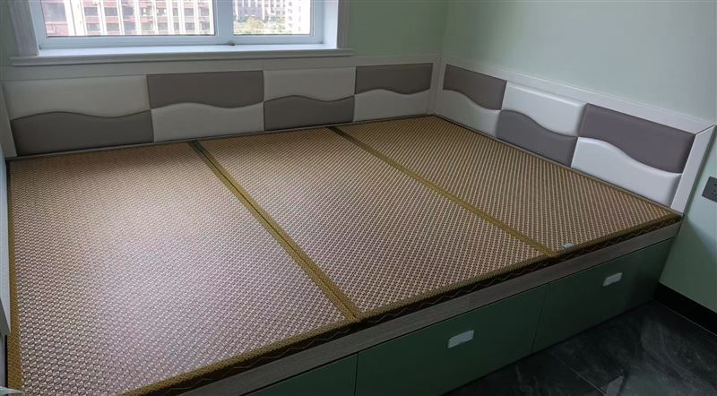 維修門窗，換荷葉把手密封條，換玻璃，換門窗，打密封膠，定做紗窗，軟包防盜門，軟包炕圍子，定做榻榻米