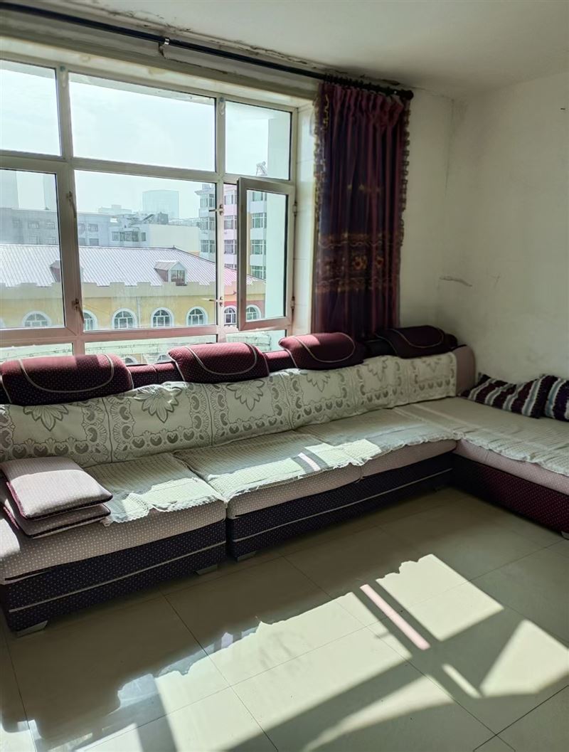 賣樓:育才苑六樓非頂樓，下樓就是七學(xué)和幼兒園64.7平15萬