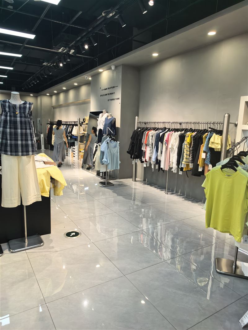 高薪誠(chéng)聘女裝導(dǎo)購(gòu)員