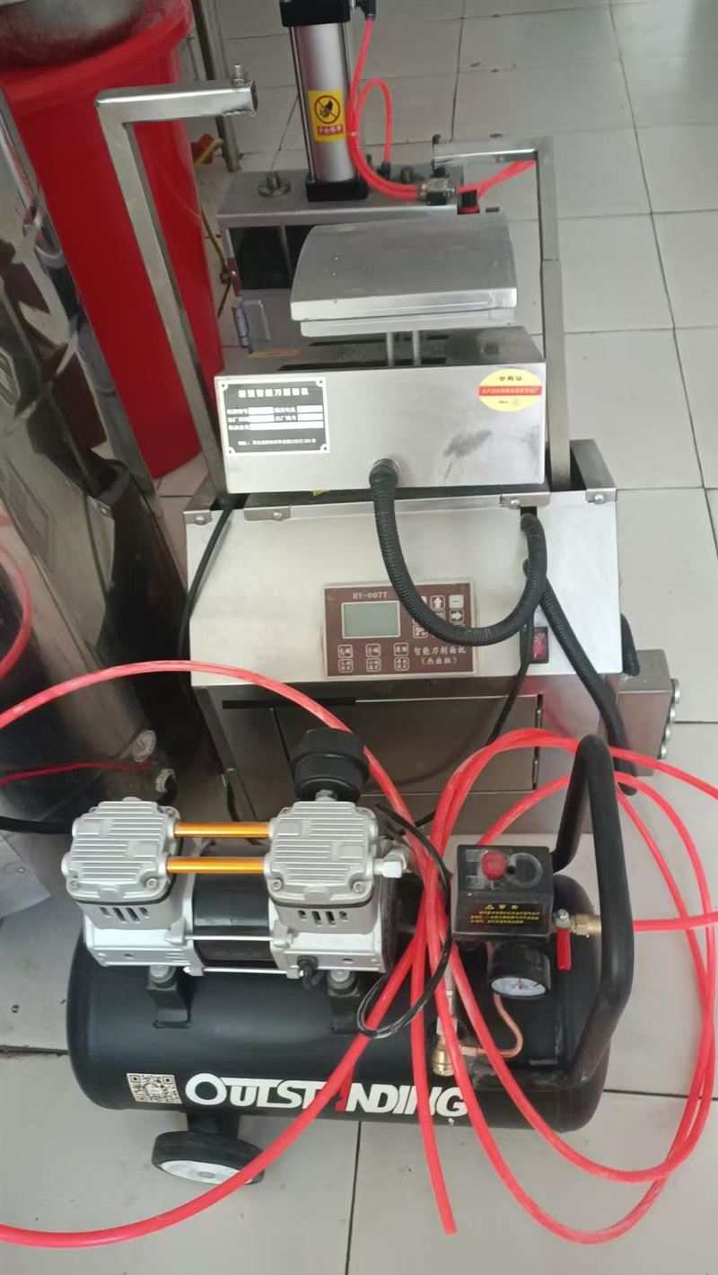 有想干刀削面的朋友們，請(qǐng)與我聯(lián)系，本人有一套9成新的刀削面設(shè)備出售